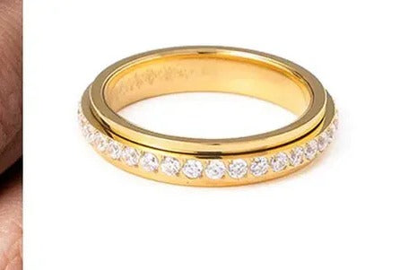 Quiet Ring in gold, pavé band